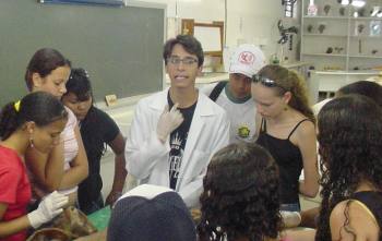 Egresso traz alunos para aula em laboratório